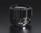 Il nuovo obiettivo Voigtlander NOKTON 55 mm SLIIs sembra essere stato strappato da una fotocamera reflex degli anni Ottanta. (Fonte: Cosina)