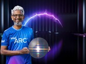 Raja Koduri di Intel mostra il wafer di silicio della GPU Arc Xe-HPG DG2 Alchemist. (Fonte immagine: Intel)