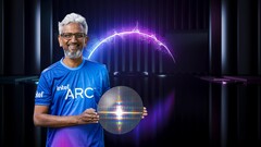 Raja Koduri di Intel mostra il wafer di silicio della GPU Arc Xe-HPG DG2 Alchemist. (Fonte immagine: Intel)