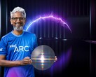 Raja Koduri di Intel mostra il wafer di silicio della GPU Arc Xe-HPG DG2 Alchemist. (Fonte immagine: Intel)