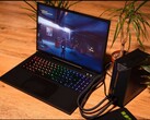 Il computer portatile XMG Neo 15 collegato a un'unità di raffreddamento ad acqua esterna durante l'esecuzione del gioco Control. (Fonte immagine: XMG/Reddit)