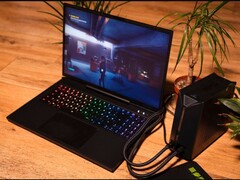 Il computer portatile XMG Neo 15 collegato a un'unità di raffreddamento ad acqua esterna durante l'esecuzione del gioco Control. (Fonte immagine: XMG/Reddit)
