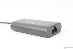 L'adattatore CA universale USB-C da 100 W è più compatto della maggior parte degli altri