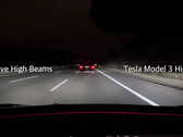 Prova degli abbaglianti adattivi su Tesla Model 3 (immagine: m.jr.88/YT)