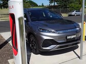 SUV BYD inserito in una pila Supercharger (immagine: Ludicrous Feed/Twitter)