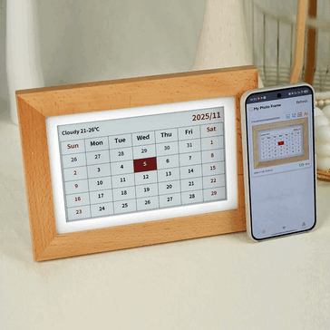 Cornice digitale Bigme che mostra un calendario accanto a uno smartphone.
