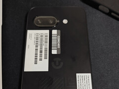 La fuga di foto dal mondo reale mostra l'isola della fotocamera di forma ovale dell'inedito Pixel 9a (Fonte immagine: @feni_book su X)