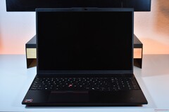 Il Lenovo ThinkPad L16 Gen 2 nel suo habitat naturale: una scrivania.