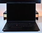 Il Lenovo ThinkPad L16 Gen 2 nel suo habitat naturale: una scrivania.