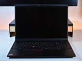 Il Lenovo ThinkPad L16 Gen 2 nel suo habitat naturale: una scrivania.
