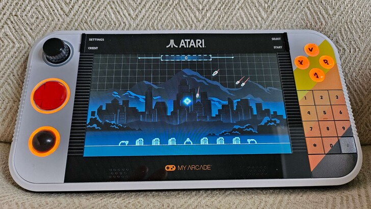 Missile Command è anche giocabile nella versione ricaricata con Trak-Ball (Fonte: Marc Zander, Notebookcheck)