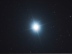 Un&#039;immagine che mostra la stella Sirio nello spazio. (Fonte immagine: dom1706 - Pixabay)
