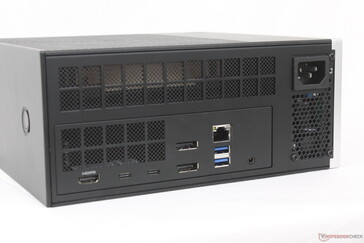 Posteriore: HDMI 2.1, 2x USB-C 4.0 (con DisplayPort), 2x DisplayPort 2.1, RJ-45 (5 Gbps), 2x USB-A 3.2 Gen. 2, 3,5 mm combo, cavo di alimentazione
