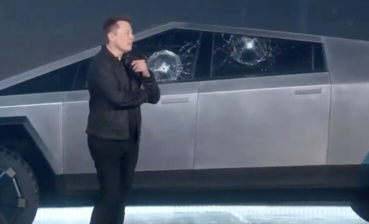 Elon Musk è sembrato sorpreso dalla frantumazione del vetro "blindato" del Cybertruck (Immagine: Tesla)