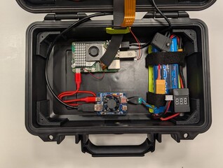 Raspberry Pi, batteria e altri componenti all’interno del case.