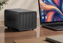 L'immagine mostra il NAS Terramaster D8 Hybrid 2 accanto a un computer portatile su una scrivania in legno