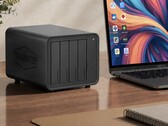 L'immagine mostra il NAS Terramaster D8 Hybrid 2 accanto a un computer portatile su una scrivania in legno 