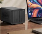 L'immagine mostra il NAS Terramaster D8 Hybrid 2 accanto a un computer portatile su una scrivania in legno