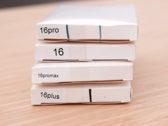 Facciamo l'unboxing di alcuni nuovi iPhone(?). (Fonte: Unbox Therapy via YouTube)