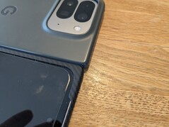 La custodia Google aggiunge altri 1 o 2 mm di ingombro rispetto alla custodia in adamide