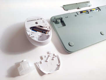 Scomparti per le batterie. (Fonte: Notebookcheck)