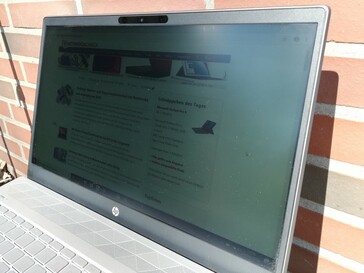 Utilizzo dell'HP Pavilion 15 all'aperto alla luce diretta del sole