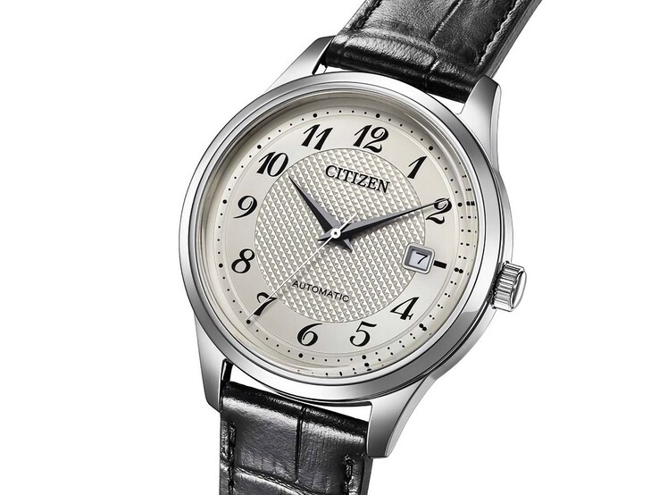Vista frontale dell’orologio automatico Citizen NJ0250-01B con quadrante argentato, numeri arabi neri, datario e cinturino in pelle nera.
