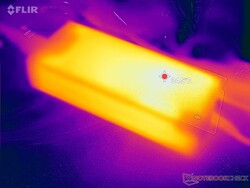 L'adattatore CA raggiunge i 35 C quando si utilizzano carichi impegnativi