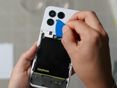 La batteria del Fairphone 6 è particolarmente facile da sostituire. (Fonte: iFixit)