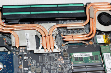 GPU (a sinistra, sotto 3 dissipatori) e CPU (a destra, sotto 2 dissipatori)
