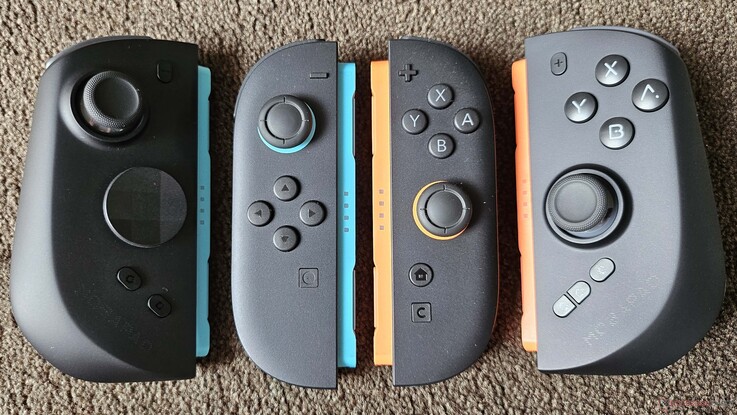 Un confronto con i Joy-Con originali evidenzia la notevole differenza di dimensioni tra i controller M12S.