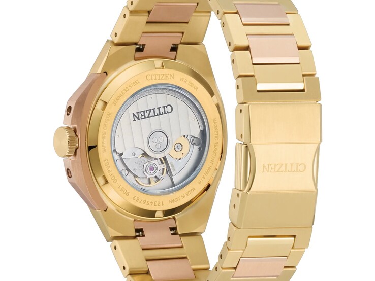 Il fondello trasparente mostra il movimento Calibro 9051 di Citizen. 