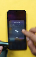Uno smartphone OnePlus che mostra la schermata di configurazione della condivisione dell'audio, invitando l'utente a mettere un secondo paio di auricolari wireless in modalità di accoppiamento.