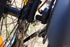 Due magneti tengono unite le ruote quando la bicicletta è ripiegata