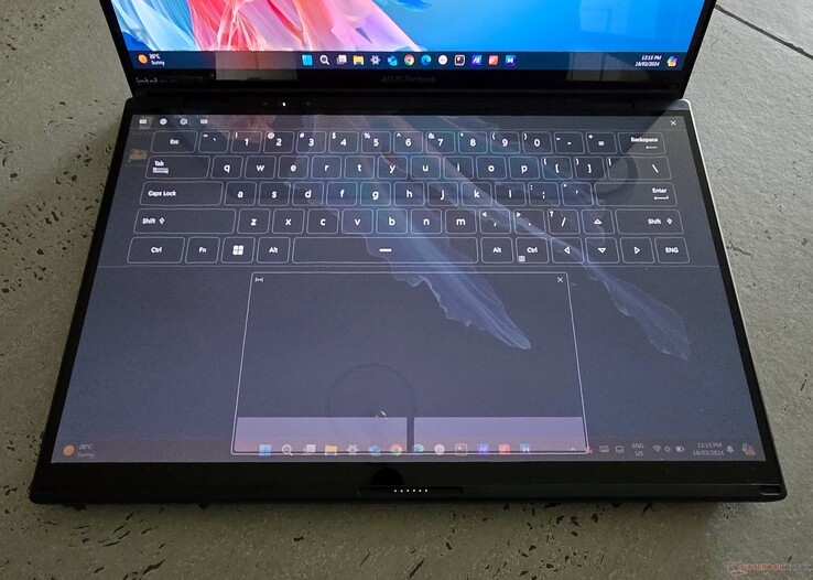 La tastiera software di Zenbook DUO in modalità trasparente. (Immagine: Notebookcheck)