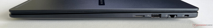 A destra: lettore microSD, USB-A 3.2 Gen.2 (5 GBit/s), Gigabit Ethernet, slot di sicurezza Kensington Nano