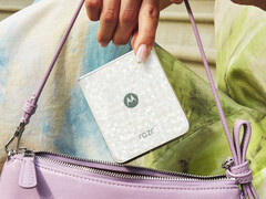 Il Razr 70 Ultra in uno dei suoi molteplici colori di lancio.