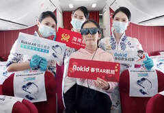 I passeggeri di Hainan Airlines si godono l&#039;intrattenimento virtuale indossando gli occhiali Rokid Max AR durante i voli del Capodanno Lunare. (Fonte: Rokid)