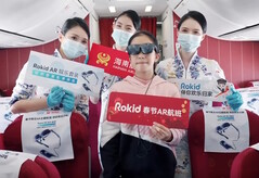 I passeggeri di Hainan Airlines si godono l'intrattenimento virtuale indossando gli occhiali Rokid Max AR durante i voli del Capodanno Lunare. (Fonte: Rokid)