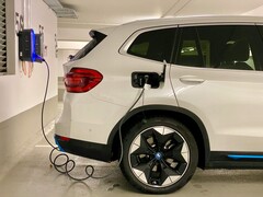 Un&#039;auto elettrica collegata a una stazione di ricarica (Fonte: Eren Goldman via Unsplash)
