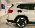 Un'auto elettrica collegata a una stazione di ricarica (Fonte: Eren Goldman via Unsplash)