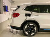 Un'auto elettrica collegata a una stazione di ricarica (Fonte: Eren Goldman via Unsplash)