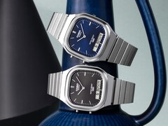 Gli orologi retrò analogico-digitali Casio AQ-240E-1A e AQ-240E-2A2, con quadranti sunburst rispettivamente neri e blu, sono raffigurati affiancati.