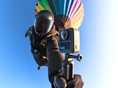 La nuova GoPro Max 2 è appena scesa dal cielo, come si può vedere in questa immagine teaser ufficiale (Fonte immagine: GoPro)