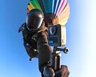 La nuova GoPro Max 2 è appena scesa dal cielo, come si può vedere in questa immagine teaser ufficiale (Fonte immagine: GoPro)