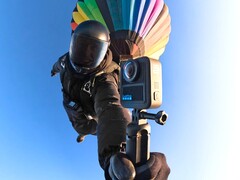 La nuova GoPro Max 2 è appena scesa dal cielo, come si può vedere in questa immagine teaser ufficiale (Fonte immagine: GoPro)