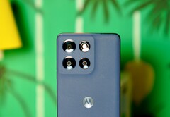 Il Motorola Moto G86 Power ha una batteria enorme e uno schermo molto luminoso. (Fonte: Notebookcheck)