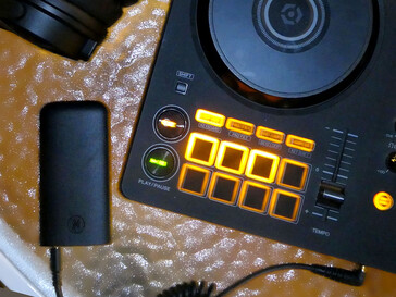 Il trasmettitore wireless si collega alle sorgenti con un unico cavo. (Fonte: Notebookcheck)