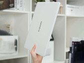 Il rinnovato Xiaomi Book Pro 14 può essere equipaggiato con un Intel Core Ultra X7 358H. Nella foto: il portatile in bianco.