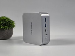 Vista delle porte anteriori di Minisforum M2 mini PC
